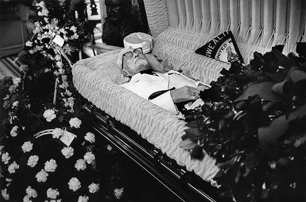 KFC'nin kurucusu Albay Senders ikonik siyah beyaz ceketiyle gömülmeden önce çekilmiş bir fotoğraf. (20 Aralık 1980)