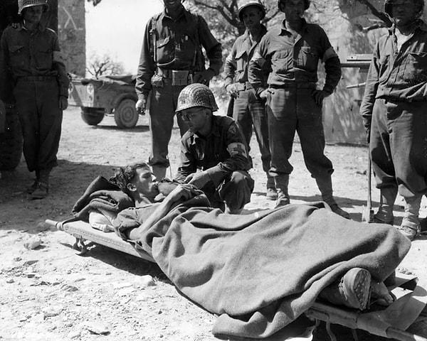 Yaralı bir Alman savaş askeri İtalya'daki Amerikan sağlık merkezinde su içerken çekilmiş bir fotoğraf. (20 Eylül 1943)