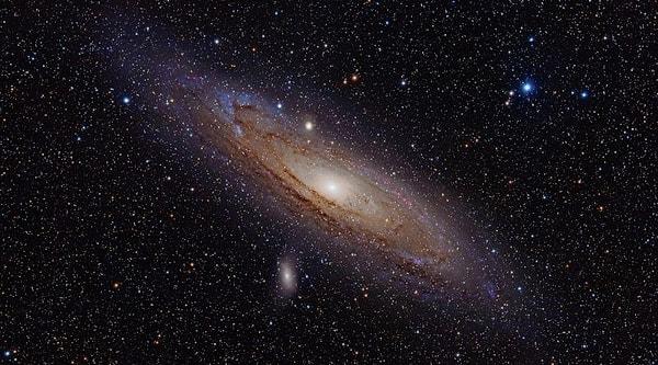 Komşu galaksi, her ne kadar yakınımızda olsa da kendisi bizden yaklaşık 2.2 milyon ışık yılı kadar uzaklıkta.