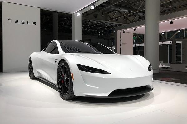 Biraz araştırmanın ardından 48 ay vadede aylık 300 Euro ödeyerek Hans bir 2021 model Tesla araç sahibi olur.