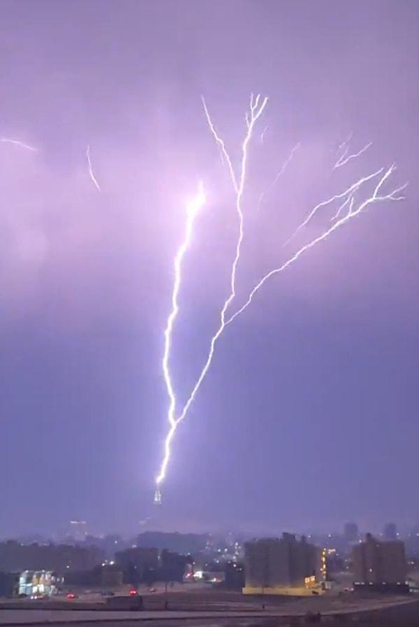 Bugün ise Suudi Arabistan’ın Mekke kentinde elektrik fırtınası yaşandı. Üst üste çakan şimşekler, ilginç görüntüler ortaya çıkardı.
