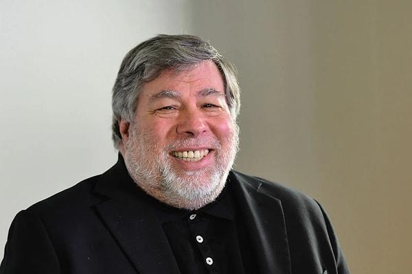 Apple şirketinin ortak kurucusu Steve Wozniak çok bilinmeyen bir isim olsa da şirketin gelişmesinde büyük rol oynamış ve o zamanlarda Steve Jobs'un yakın arkadaşı olarak bilinen bir figürdür.