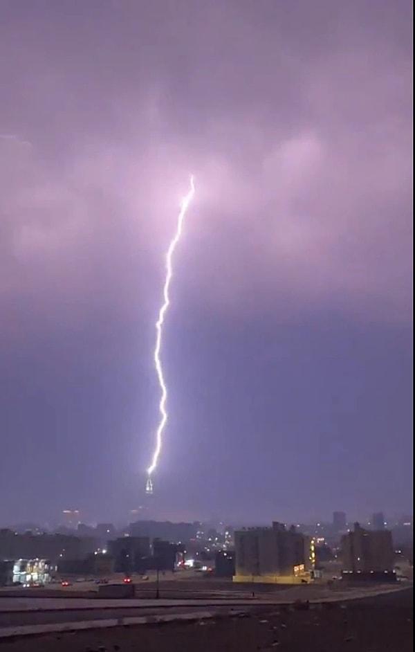 Suudi Arabistan’nın Mekke kentinde yaşanan elektrik fırtınası kameralara yansıdı. Üst üste çakan şimşekler sonrasında hava adeta aydınlandı.