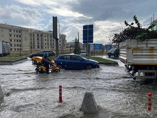 Özellikle Küçükçekmece ve Başakşehir'de aniden bastıran sağanak yağış nedeniyle araçlar suya gömüldü.
