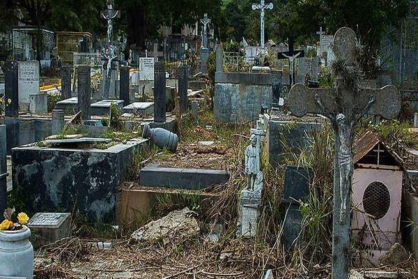 5. Yeteri kadar şaşırmadıysanız 1999’dan bir yasakla bitirelim: İspanya’nın Lanjaron kasabasında mezar yeri kalmaz ve Belediye Başkanı ölmeyi, evet evet ölmeyi yasaklar.