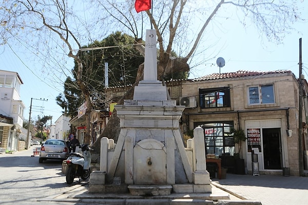 İzmir'in incisi Urla'da, tam dört asırlık olan tarihi çeşme yılların ihmalkarlığına rağmen bir kahramanın elleri sayesinde yeniden hayat bulmuş oldu.