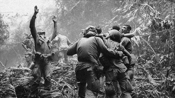 İkinci Dünya Savaşı'ndan sonra insanlığın yaşadığı en büyük trajedi olarak kayıtlara geçen Vietnam Savaşı, demokrasi bloku olarak kodlanan Batı'nın acımasız yüzünü ortaya çıkartan bir örnek olarak kayıtlara geçti.