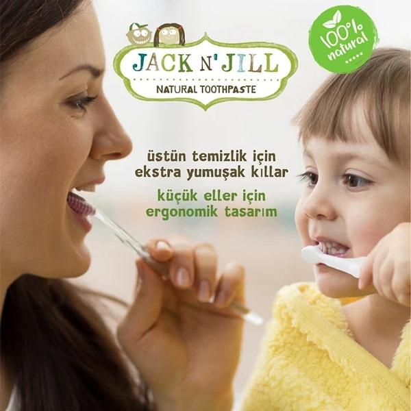 9. Minik eller için ergonomik olarak tasarlanmış sapa sahip olan ekstra yumuşak kıllara sahip olan Jack N' Jill diş fırçası.