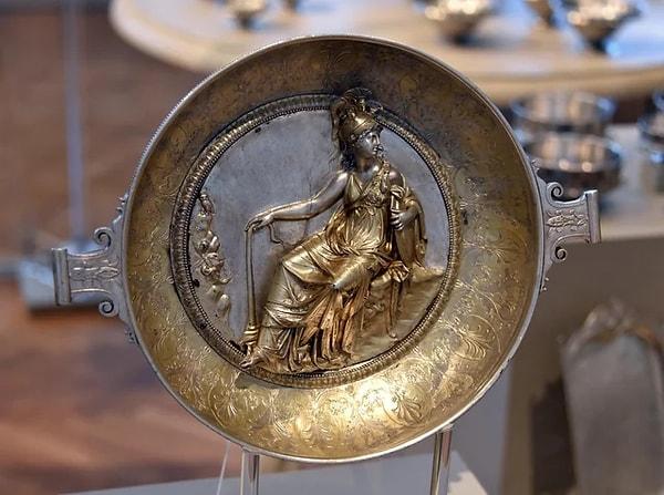 13. Roma'daki bilgelik ve zafer tanrıçası Minerva'ya adanan bir içki kasesi. (M.S 100)