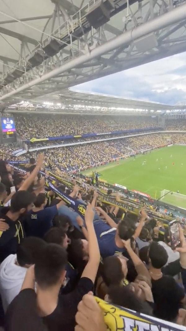 Atkı yerine kullandıkları arkadaşlarını sallayan Fenerbahçeliler tribünde eğlenirken, sosyal medyaya yansıyan görüntüler etkileşim yağmuruna tutuldu.