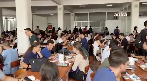 Yemekhanede yemek yiyen öğrenciler çatal ve kaşıkları 1 dakika boyunca masalara ve tepsilere vurarak zamları protesto etti.