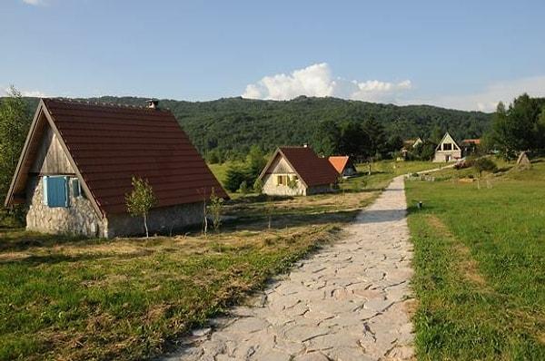 Batı Balkanların en küçük ülkesi Karadağ'ın Niksic kentinde bulunan Brezna Etno köyü bugünlerde çok sıra dışı bir yarışmaya ev sahipliği yapıyor.