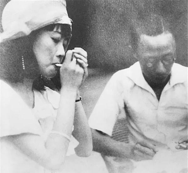 9. Çin'in son İmparatoriçesi Wanrong İmparator Puyi ile sigara içerken çekilmiş bir fotoğraf. (1930)