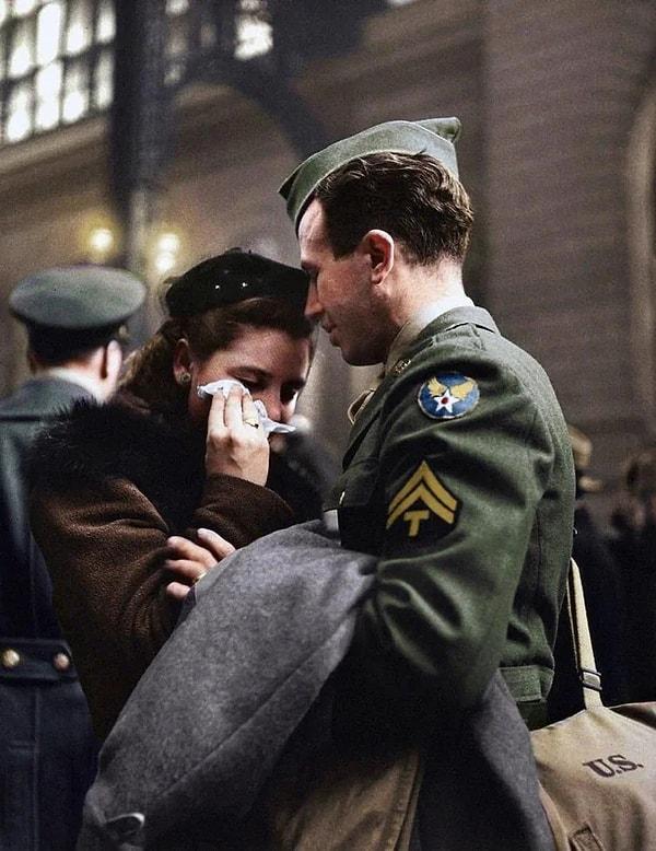 11. Savaşa gitmeden önce eşine veda eden bir askerin tren istasyonundayken çekilmiş fotoğrafı. (1943)