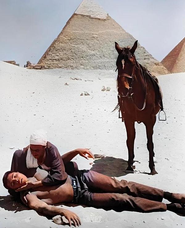 13. Muhammad Ali Gize piramitlerini gezerken şakalaşmak için bayılmış taklidi yaparken çekilmiş bir fotoğraf. (1980)