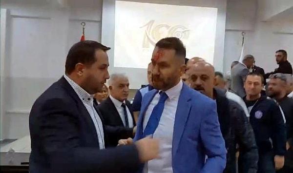Ereğli Belediyesi Ekim ayı Olağan Toplantısı için buluşan meclis üyelerinden MHP Belediye Meclis Üyesi Sertan Kuzu ile CHP Belediye Meclis Üyesi Gökhan Günay arasında kavga çıktı.