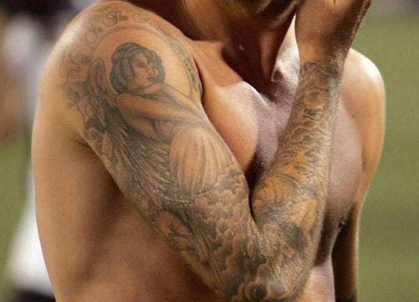 Hatta söylentilere göre David Beckham'ın sağ kolunun üstünde yer alan dövme, o zamanlar ilişki yaşadığı asistanı Rebecca Loos ile yaşadığı sıkıntıları temsil ediyormuş.