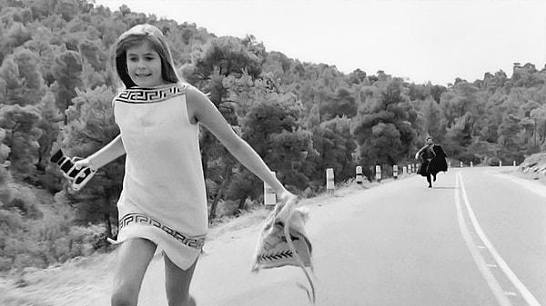 19. Koritsia ston ilio (1968)