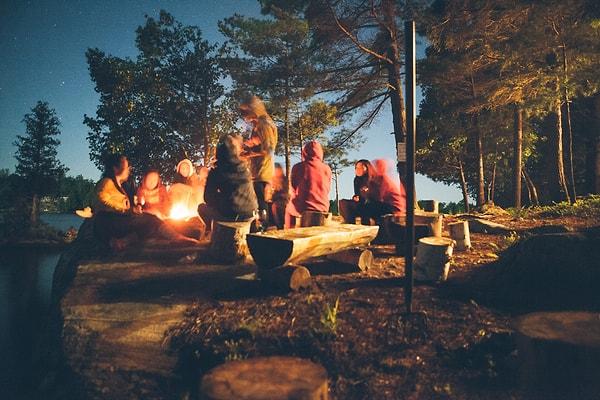 9. "Kamp yapmayı planlıyorsanız bir kamp ateşi başlatabilmek için uygun aletleri alın çünkü başınıza ne gelebilir asla bilemezsiniz ve kamp ateşi sizin için hayati bir önem taşıyabilir."