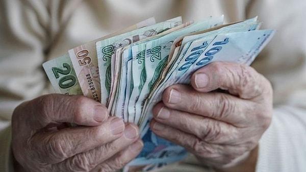 Türkiye’de yüksek enflasyondan en fazla etkilenen kesimlerin başında emekliler geliyor. Temmuz ayında emekliler yapılan zam sadece kök aylıklara yapıldığı için milyonlarca emekli zamdan yararlanamamıştı.