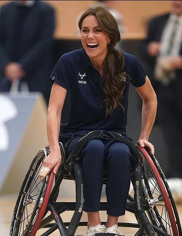 3. 41 yaşındaki Galler Prensesi Kate Middleton ise engelli oyuncuların yer aldığı bir ragbi maçına tekerlekli sandalyeyle katıldı.