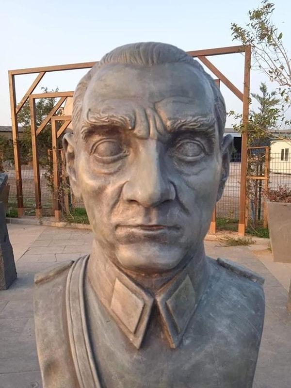 Ancak Ulu Önder Mustafa Kemal Atatürk'ün heykeline yakından bakıldığında, heykelin Atatürk'e benzemediği görüldü.