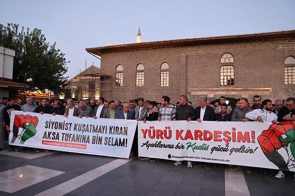 Diyarbakır İslami Sivil Toplum Kuruluşları temsilcileri, Sur ilçesindeki Ulu Cami'de sabah namazında bir araya gelerek Filistinlilere destek amacıyla basın açıklaması yaptı.