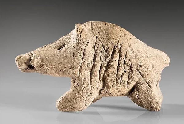 8. Neolitik dönemden kalma kilden yapılma domuz figürü. (M.Ö 10. Yüzyıl)