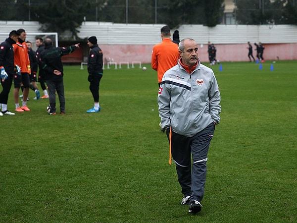 2004 yılında Adanaspor'un altyapı koordinatörü olarak görev yaparken teknik direktörlük görevine getirilen Eyüp Arın, takımın başında 13. kez görev almaya başladı.