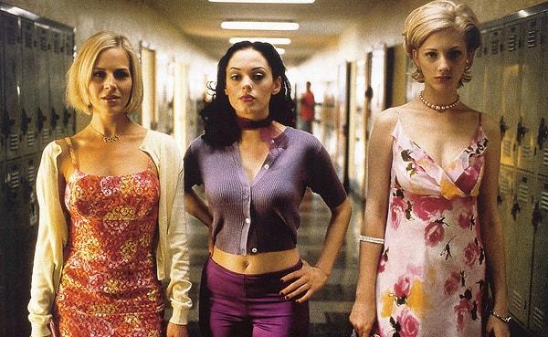 4. “Jawbreaker” filminde Courtney, Julie ve Marcie'nin karanlık bir sırrı var; bir eşek şakası sırasında okulun en popüler kızını yanlışlıkla öldürmeleri.