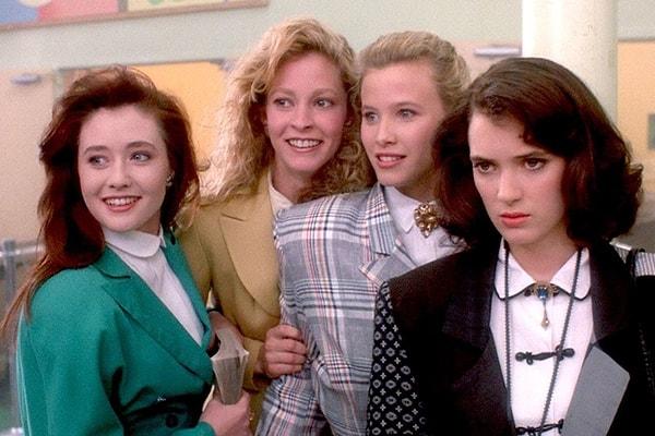 5. 90'ların ikonik yüzlerinden Winona Ryder'ı Veronica rolünde izlediğimiz “Heathers”, bir kızın popüler bir çeteyle ilişkisini ve ardından gelen kaosu konu alıyor.
