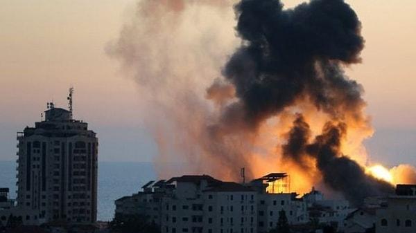 CNN Türk haber ekibinin karanlık şehir haline gelen Gazze'den canlı yayın yaptığı sırada İsrail güçlerinin bombalı saldırı anbean kameralara yansıdı...