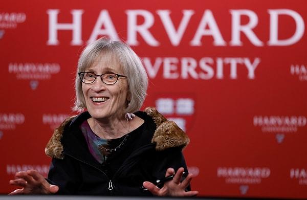 Claudia Dale Goldin, Harvard Üniversitesi'nde Henry Lee Ekonomi Profesörü olan Amerikalı bir ekonomi tarihçisi ve çalışma ekonomisti olurken, 2023 yılında ekonomi alanında Nobel Ödülü'ne "kadınların işgücü piyasasındaki durumuna" yönelik çalışmasıyla layık görüldü.