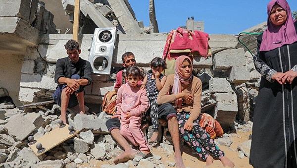 Gazze halkı, saldırı sonrasında hayatta kalsalar bile evsiz, susuz, elektriksiz, hastanesiz ve yiyeceksiz kalınacağı bir dönemin başlamasından endişeleniyor.