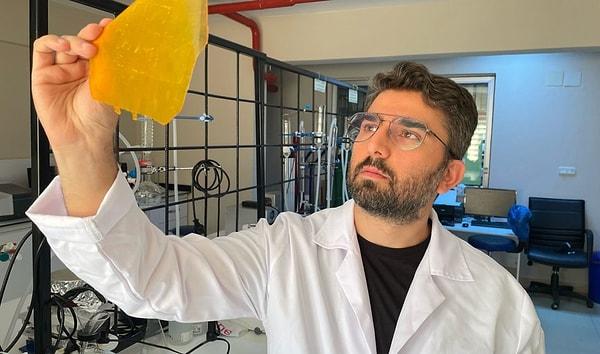Öğretim görevlisi Dr. Erkan Aksoy liderliğindeki ekip, atık polimerlerden ışıldayan filmler üreterek güneş enerjisini elektriğe dönüştürmeyi başardı.