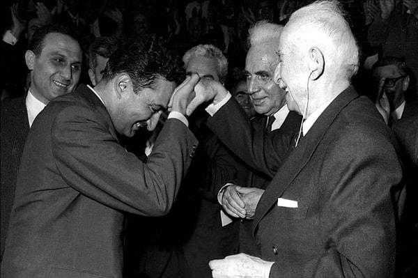 Bülent Ecevit o dönemde 40'lı yaşlarında bir politikacıydı. Siyasete 1957 yılında İsmet Paşa tarafından milletvekili yapılarak dahil olmuştu. 1961 seçimleri sonrasında ise yine İnönü'nün kurduğu hükümetin çalışma bakanlığına getirilmişti.