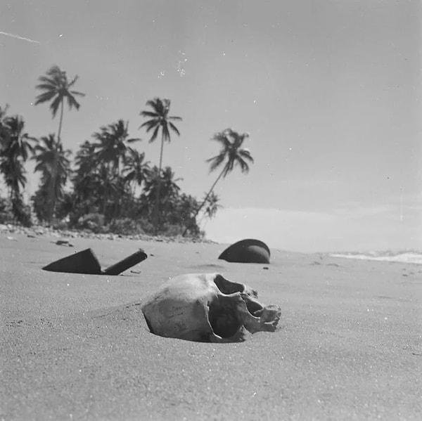 2. Guadalcanal sahilinde çekilmiş ikinci dünya savaşının dehşetine dair korkunç bir hatırlatma. (1951)