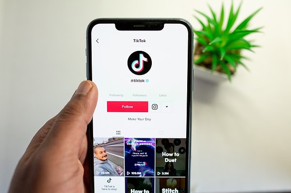 TikTok, kullanıcılarının videolarını Adobe Premiere Pro, Adobe Express, CapCut ve Direct Post gibi üçüncü taraf uygulamalar kullanarak düzenlemelerine ve ardından doğrudan platformda paylaşmalarına olanak tanıyan yeni bir özellik tanıttı.