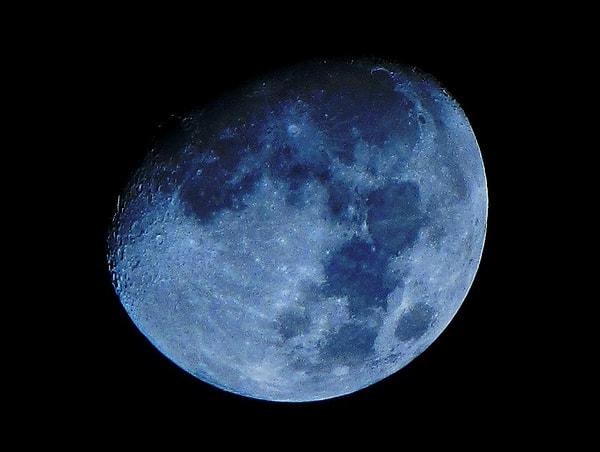 Mavi ay hakkındaki erken referanslar genellikle saçma veya imkansız bir şey anlamına gelirdi. Sonuçta, Ay hiçbir zaman mavi değildi.