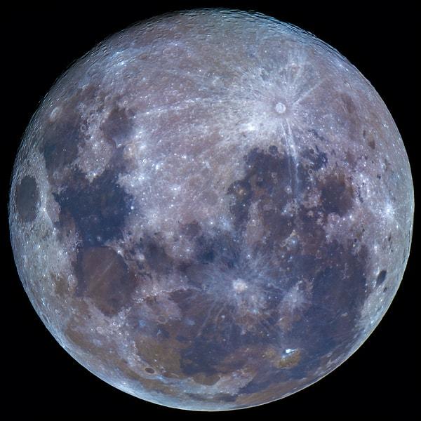 Adına rağmen, gerçek bir mavi ay tamamen renk ile ilgili değildir. Bu ay, normal bir gecede olduğu gibi beyaz ve soluk gri işaretlerle görünür. Ancak mavi renkte bir ay mümkündür.