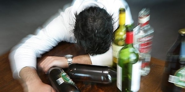 Alkol tüketimi sonrasında, beyninizin stres seviyesi artar ve bu da sizi alkol alırken yaptıklarınız hakkında endişelenmeye itebilir. Bu döngü, alkol tüketiminin miktarına bağlı olarak kötüleşebilir.