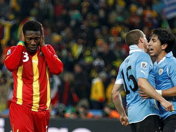 Tarihe geçen maçta seri penaltıları kaçıran John Mensah ve Dominic Adiyiah'ı kimse hatırlamadı. Tek sorumlu kişi Asamoh Gyan olmuştu...