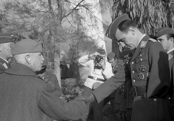 12. İtalya Kralı Victor Emmanuel III ile el sıkışan bir Alman Luftwaffe subayı. (1943)
