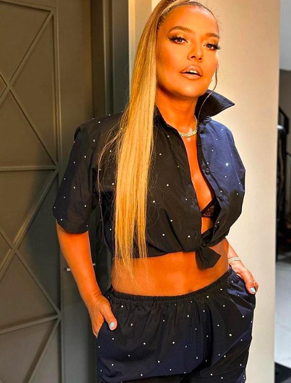Ünlü popçu Demet Akalın bugün Instagram hesabından Serenay Sarıkaya'nın giydiği kıyafeti mağazadan çekerek paylaştı.
