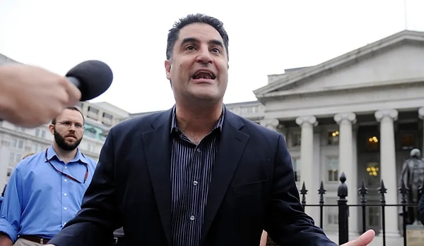 Cenk Uygur, bu konuda da ABD anayasasındaki ‘doğuştan vatandaş’ maddesinin kendisine başkan olma imkanı vereceği söyledi.