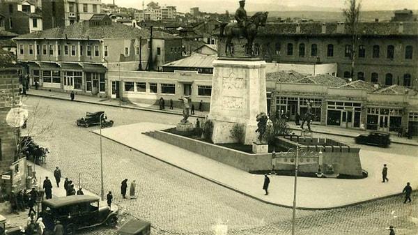 Mustafa Kemal Paşa, zaferden sonra bile uzun süre Ankara'dan ayrılmadı ve İstanbul'a tam dört sene sonra 1927'de gitti. Belki de en zor günlerde İstanbul'dan gelen idam fermanlarını unutamıyordu.
