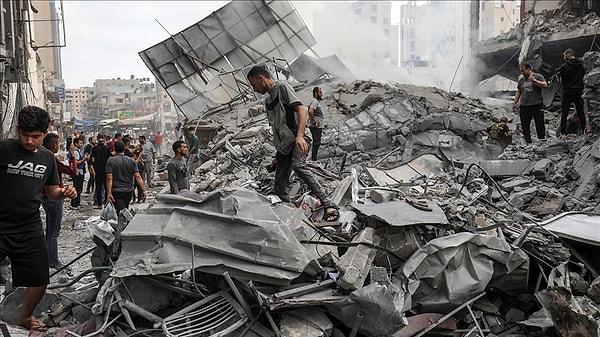 Hava gücüyle Gazze başta olmak üzere diğer Filistin şehirlerini bombalamaya başlayan İsrail, Gazze'yi abluka altına aldı.