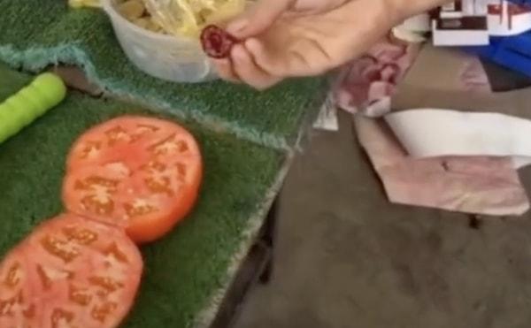 Bir pazarcı, domateslerin daha kırmızı görünmesi için kullandıkları bir yöntemi sosyal medya hesabından paylaştı.