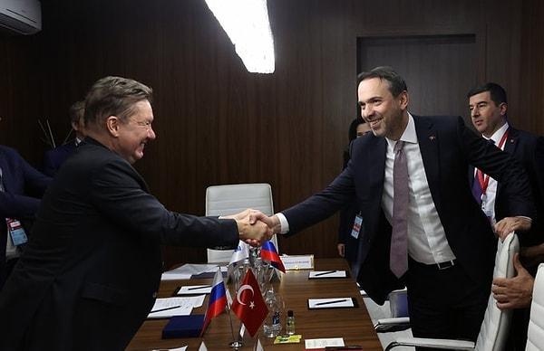 Bayraktar, görüşmelerini sosyal medya hesabından paylaşırken, Gazprom Başkanı Aleksey Miller ile olan görüşmesinde “Görüşmemizde iki ülke arasında doğal gaz alanındaki mevcut iş birliklerini değerlendirdik” açıklaması ilgi çekti.