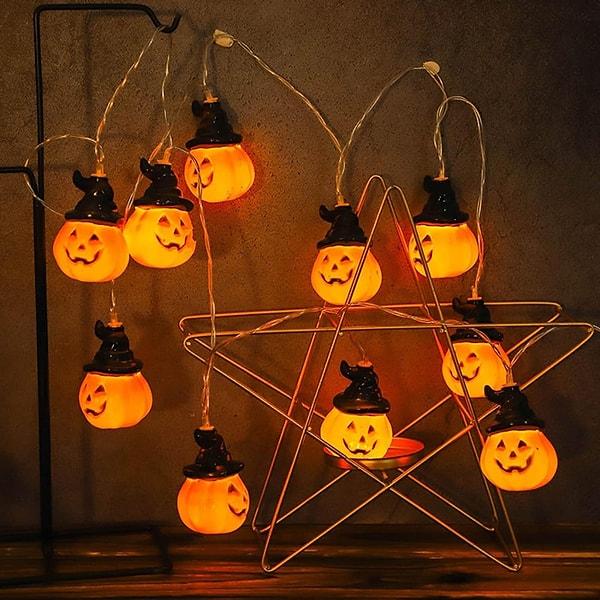 3. Halloween balkabağı tasarımlı bu LED ışıklar ile eviniz partiye hazır.